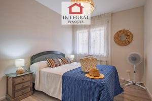 una camera da letto con un letto e un cappello su un tavolo di Apartament del Zenit a Palamós