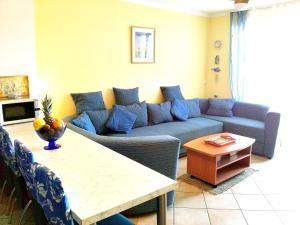 salon z niebieską kanapą i stołem w obiekcie BEACH APARTMENT SVETI FILIP JAKOV - with PRIVATE PARKING w mieście Sveti Filip i Jakov