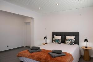 Un dormitorio con una cama grande con dos almohadas encima. en ANGEL´S SUNSET, en Estreito da Calheta 39 fotos más