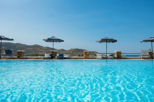 Bazén v ubytování Holidays In Ios nebo v jeho okolí