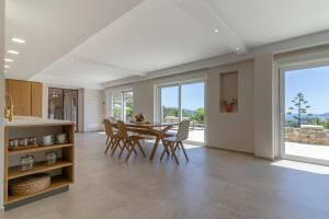 a kitchen and dining room with a table and chairs at Villa Amaranta in La Spezia