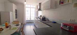 Kuchyň nebo kuchyňský kout v ubytování Chez tonton - Appartement familial 1-6 personnes - plein centre - wifi + 22 fotografií