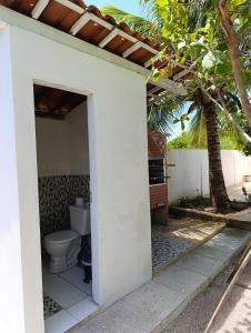 a bathroom with a toilet inside of a house at Praia, piscina e churrasco in Itamaracá