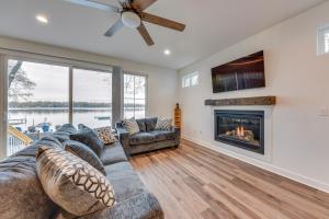 Posezení v ubytování Lakefront Burlington Vacation Rental Dock and Beach