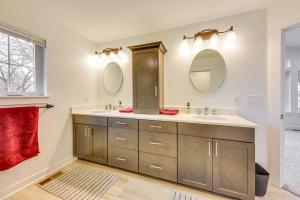 Koupelna v ubytování Lakefront Burlington Vacation Rental Dock and Beach + 24 fotografií