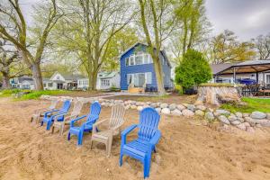 Zahrada ubytování Lakefront Burlington Vacation Rental Dock and Beach