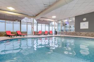 パースにあるDundee Serenity Spa Retreat near Perthの大型スイミングプール(赤い椅子付)