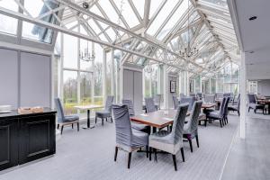 パースにあるDundee Serenity Spa Retreat near Perthのテーブルと椅子と窓のあるダイニングルーム
