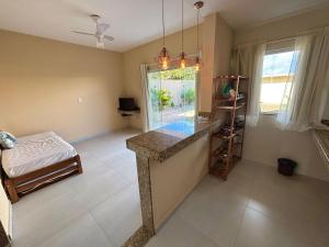 una cucina con piano di lavoro in una camera di Casa Tartaruga 1 - Luxo com Hidromassagem a 50m do Mar a Guriri
