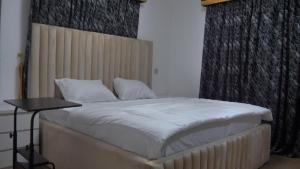 Postel nebo postele na pokoji v ubytování Vanora Shortlets