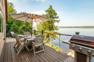 SidneyにあるRed Cedar Haven Lakeside Tranquilityの木製デッキ(傘とグリルテーブル付)