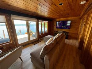 SidneyにあるRed Cedar Haven Lakeside Tranquilityのリビングルーム(ソファ、テレビ付)