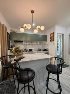 Η κουζίνα ή μικρή κουζίνα στο A Suburban Haven, top floor unit with Balcony- at Camarin Caloocan City!!