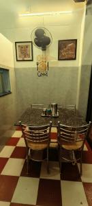 Posezení v ubytování Black Pepper Cottage Yercaud