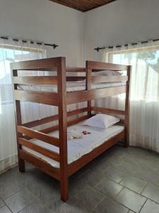 ein paar Etagenbetten in einem Zimmer in der Unterkunft Mango Eden Hotel in Nosy Be