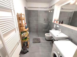 O baie la Charming 1-Bedroom Apartment with Natural Light and Balcony
