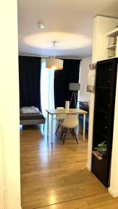 O bucătărie sau chicinetă la Charming 1-Bedroom Apartment with Natural Light and Balcony