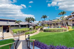 een uitzicht op het terrein van een resort met palmbomen bij Making Makahuena Memories in 2204 in Koloa