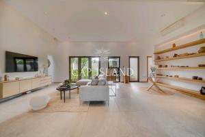 Μια τηλεόραση ή/και κέντρο ψυχαγωγίας στο Prestigious villa on Golf - Facing Ile aux Cerfs