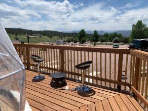 Mountain View RV Resort, Cabins & Glamping的阳台或露台
