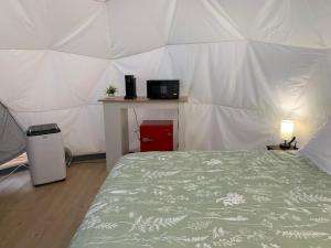 Mountain View RV Resort, Cabins & Glamping客房内的一张或多张床位