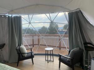 Mountain View RV Resort, Cabins & Glamping的阳台或露台