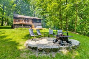 Zahrada ubytování Hot Tub and Deck Cabin Hideaway in Brown County