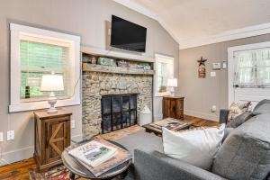 Posezení v ubytování Hot Tub and Deck Cabin Hideaway in Brown County