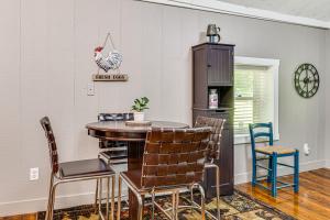 Fotografie z fotogalerie ubytování Hot Tub and Deck Cabin Hideaway in Brown County v destinaci Nineveh