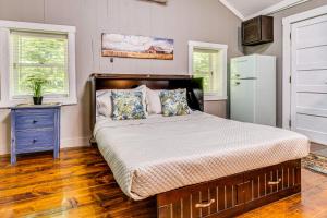 Postel nebo postele na pokoji v ubytování Hot Tub and Deck Cabin Hideaway in Brown County