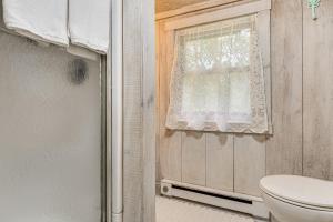 Koupelna v ubytování Hot Tub and Deck Cabin Hideaway in Brown County + 19 fotografií