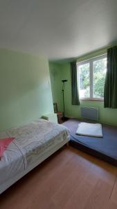 a bedroom with a bed and a window at Chambres indépendantes dans maison à la campagne in Le Monteil-au-Vicomte