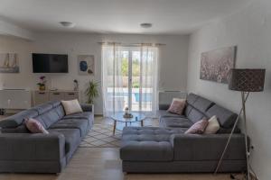 Ruang duduk di Villa Skelin