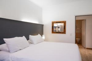 Cama ou camas em um quarto em Hotel Les Arcades