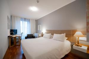 Cama ou camas em um quarto em Hotel Les Arcades