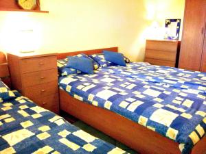 sypialnia z 2 łóżkami z niebieską i białą pościelą w obiekcie BEACH APARTMENT SVETI FILIP JAKOV - with PRIVATE PARKING w mieście Sveti Filip i Jakov