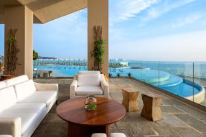 Bazén v ubytování Leptos Panorama Hotel nebo v jeho okolí