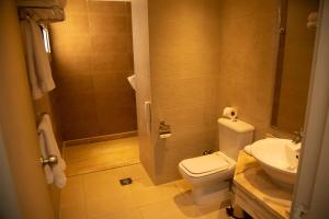 łazienka z toaletą i umywalką w obiekcie Swiss Inn Resort Hurghada w mieście Hurghada