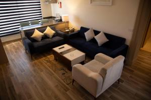 salon z 2 kanapami i stolikiem kawowym w obiekcie Swiss Inn Resort Hurghada w mieście Hurghada