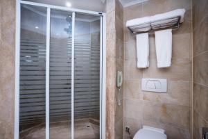 łazienka z prysznicem i toaletą w obiekcie Swiss Inn Resort Hurghada w mieście Hurghada +37 zdjęć