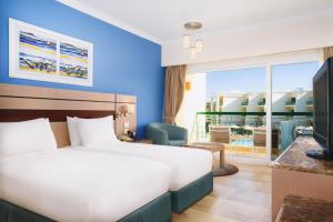 Łóżko lub łóżka w pokoju w obiekcie Swiss Inn Resort Hurghada