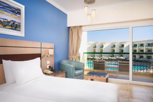 Łóżko lub łóżka w pokoju w obiekcie Swiss Inn Resort Hurghada