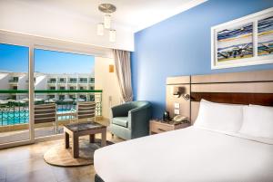 Łóżko lub łóżka w pokoju w obiekcie Swiss Inn Resort Hurghada