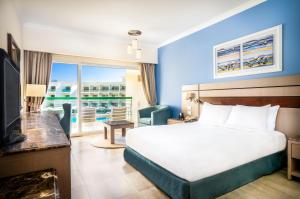 Łóżko lub łóżka w pokoju w obiekcie Swiss Inn Resort Hurghada