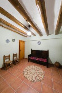 a living room with a couch and two chairs at Casa Rural El Solanar in Castelserás
