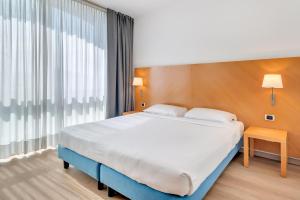 Postel nebo postele na pokoji v ubytování B&B HOTEL Bergamo Executive