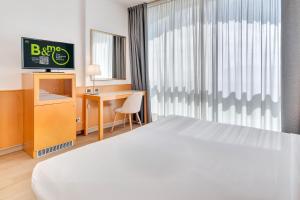 Postel nebo postele na pokoji v ubytování B&B HOTEL Bergamo Executive