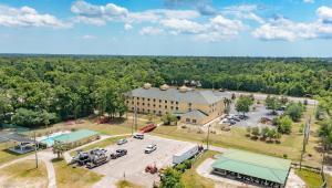 una vista aerea di un edificio con parcheggio di Wildwood Inn a Crawfordville