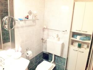 mała łazienka z toaletą i umywalką w obiekcie BEACH APARTMENT SVETI FILIP JAKOV - with PRIVATE PARKING w mieście Sveti Filip i Jakov +30 zdjęć