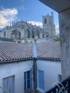 a view of a building with a roof and a church at Superbe Appartement Atypique Combles - Neuf avec Vue in Narbonne